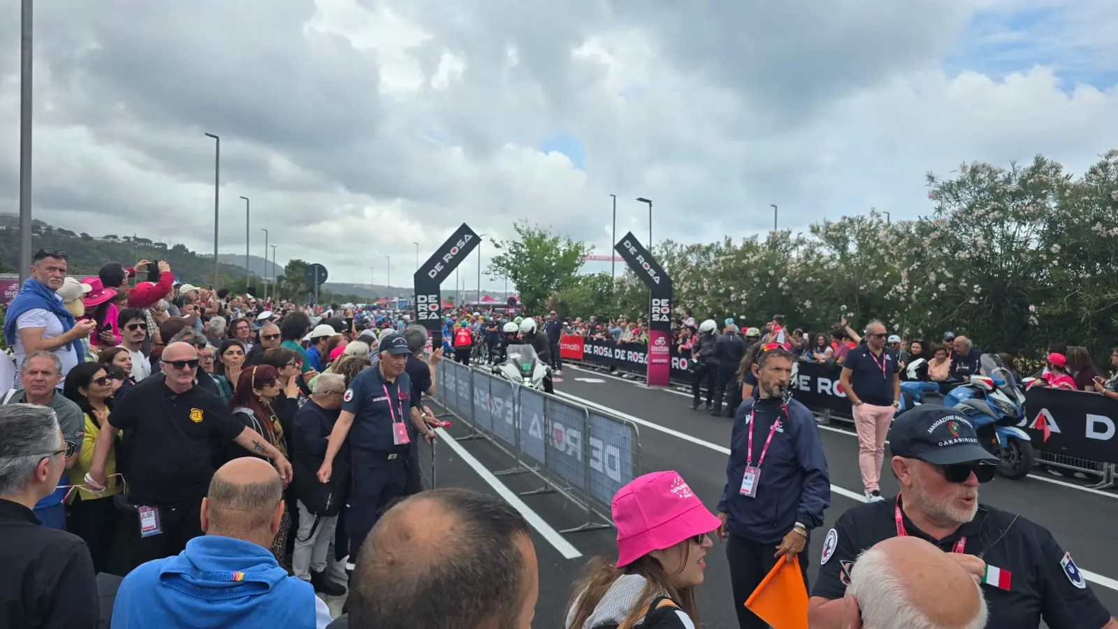 Giro d'Italia, la carovana rosa riparte da Praia e lascia la Calabria