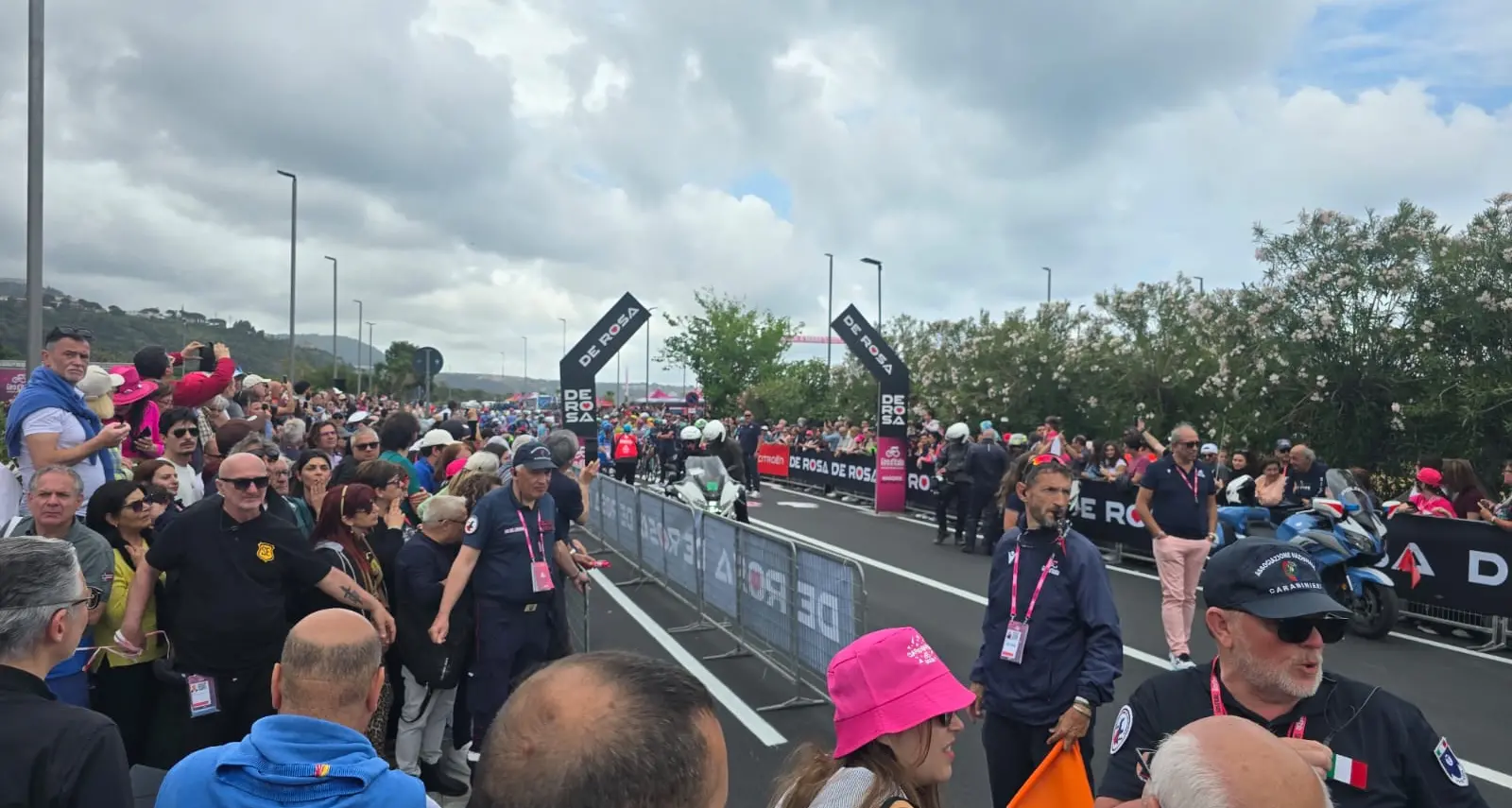 Giro d'Italia, la carovana rosa riparte da Praia e lascia la Calabria