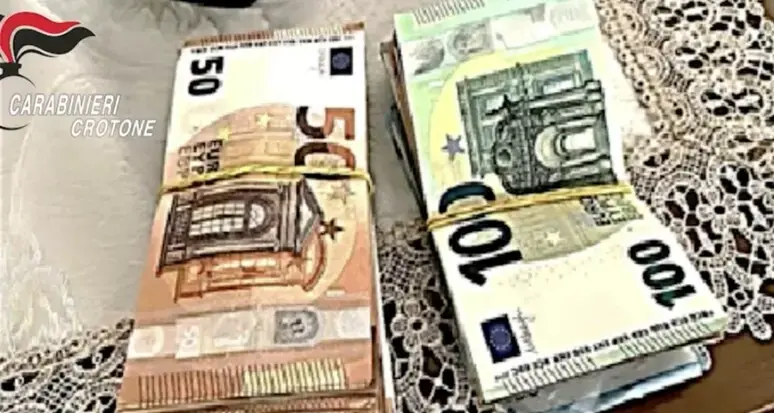 Crotone capitale delle truffe online, il controllo stradale che ha svelato il sistema: incastrati dai telefoni lanciati dall’auto\n