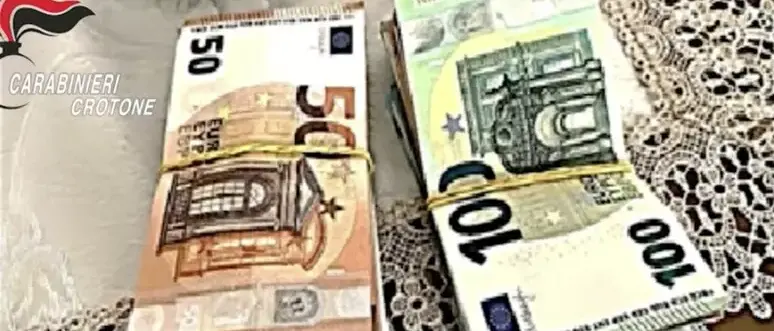 Crotone capitale delle truffe online, il controllo stradale che ha svelato il sistema: incastrati dai telefoni lanciati dall’auto\n