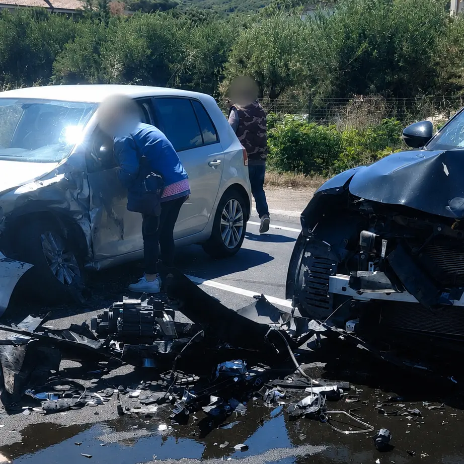 Scontro sulla Statale 106 a Mandatoriccio, traffico rallentato e disagi\n
