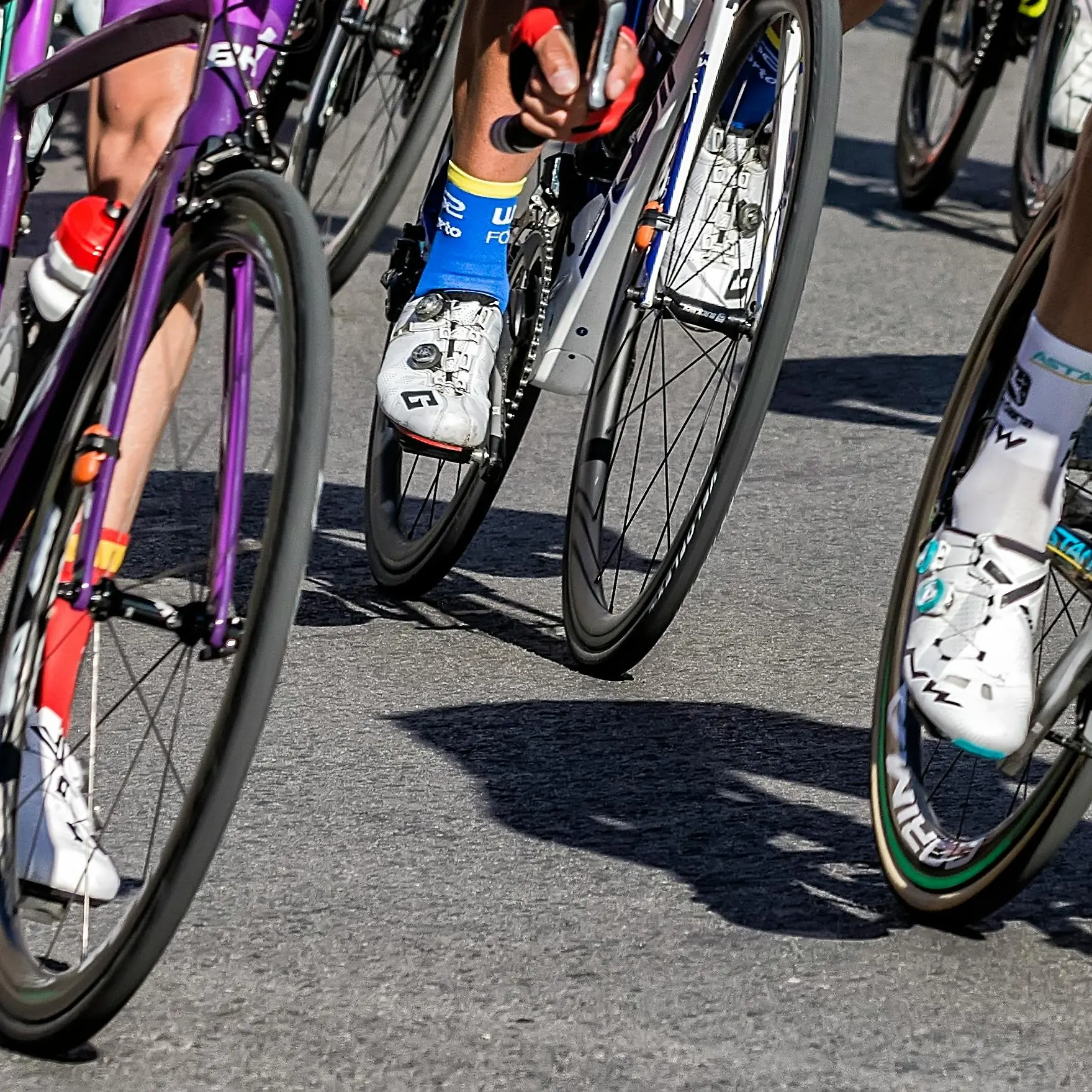 Giro d’Italia in Calabria, ospitare una tappa costa fino a 200mila euro ma può essere\u00A0un affare per il turismo\n