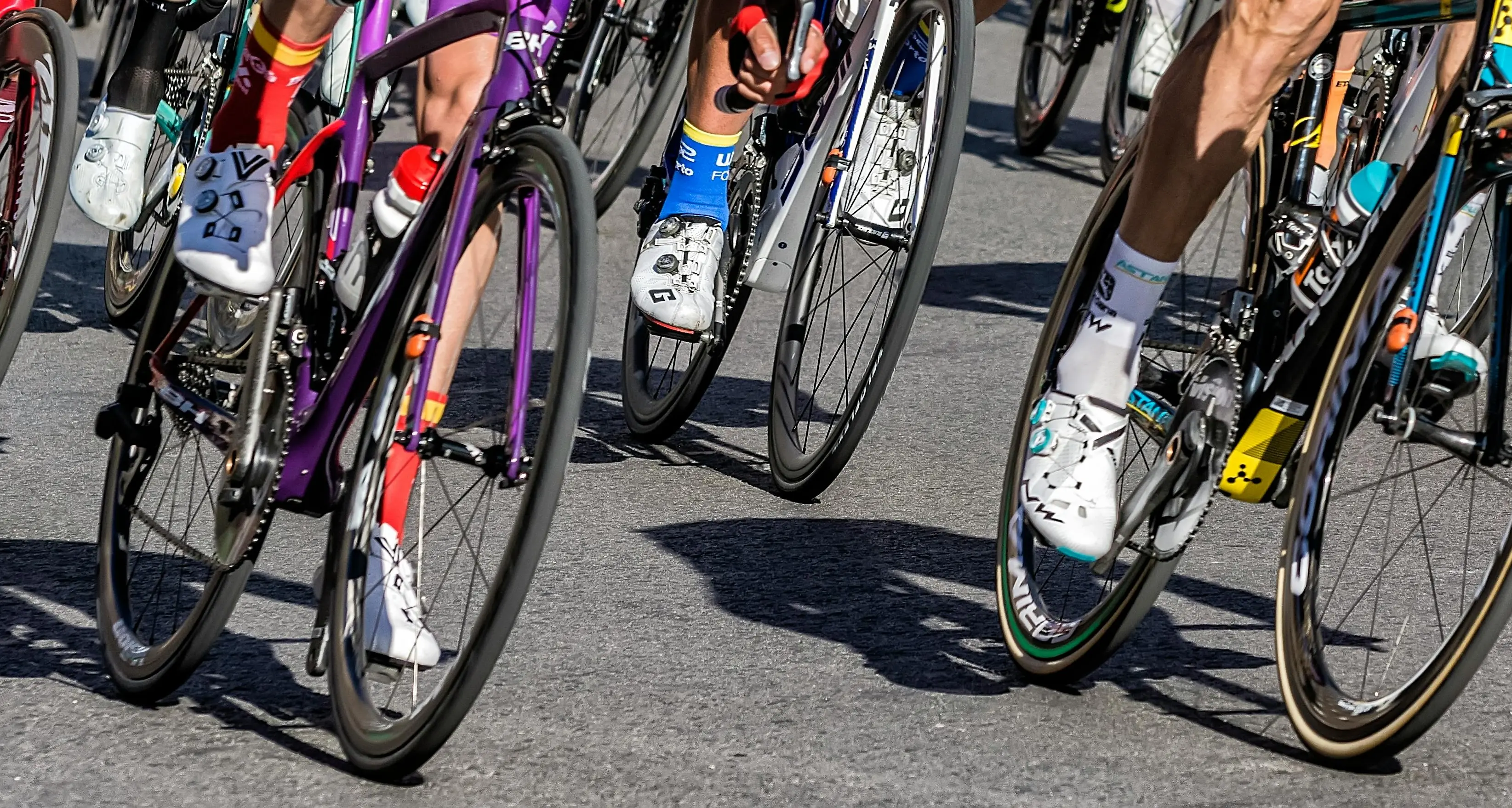 Giro d’Italia in Calabria, ospitare una tappa costa fino a 200mila euro ma può essere\u00A0un affare per il turismo\n