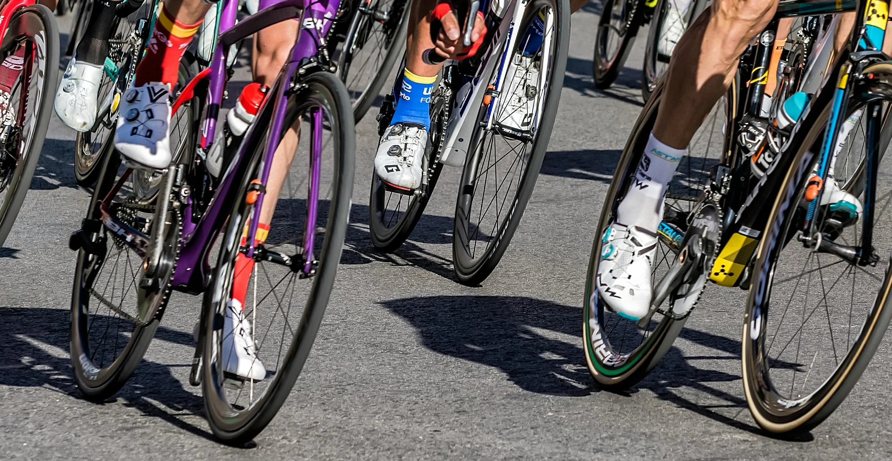 Giro d’Italia in Calabria, ospitare una tappa costa fino a 200mila euro ma può essere\u00A0un affare per il turismo\n