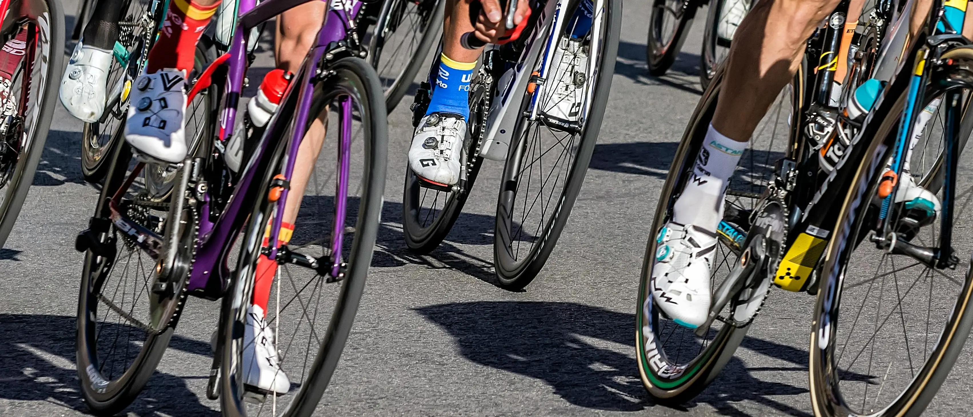 Giro d’Italia in Calabria, ospitare una tappa costa fino a 200mila euro ma può essere\u00A0un affare per il turismo\n