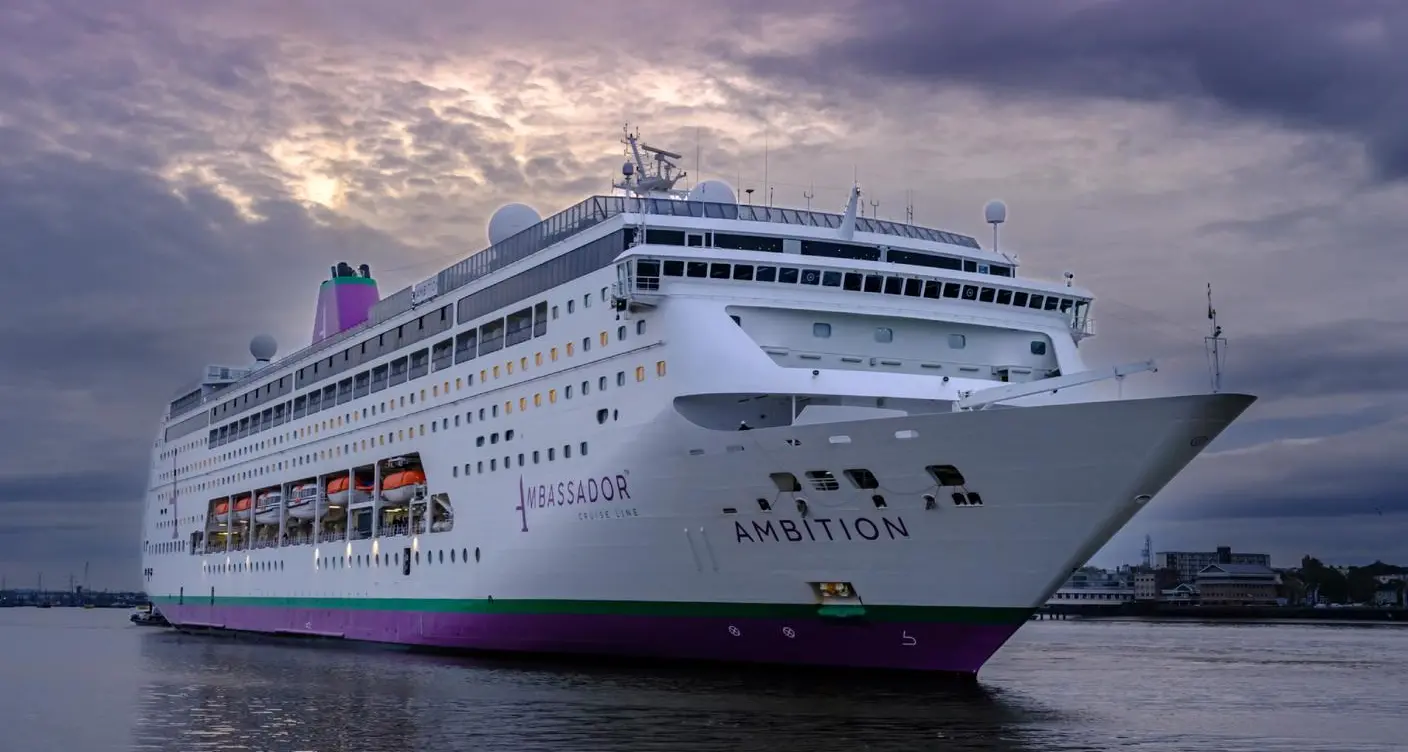 Passeggero muore per sospetta gastroenterite su una nave, 1.700 isolati a Bordeaux in Francia\n