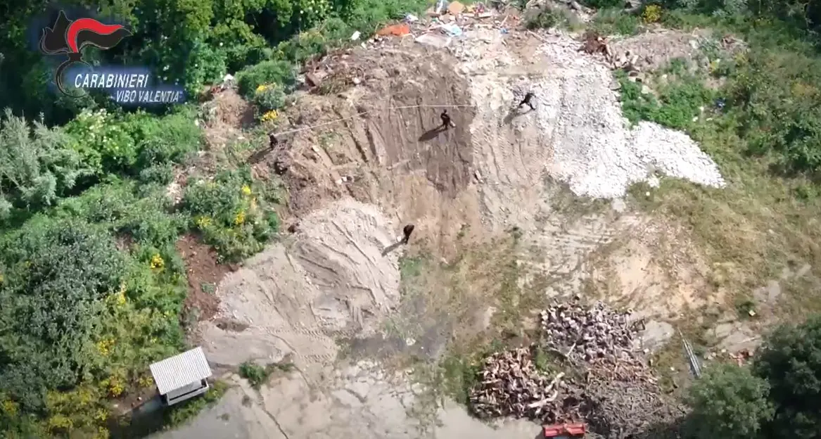 <p>Tra Nicotera e Limbadi sequestrata <span style=\"color:hsl(0, 75%, 60%);\">discarica abusiva </span>di 500 metri quadrati: denunciato un uomo – VIDEO</p>