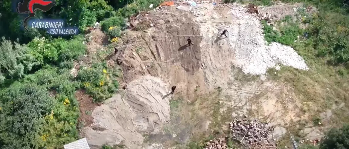 Tra Nicotera e Limbadi sequestrata discarica abusiva di 500 metri quadrati: denunciato un uomo –\u00A0VIDEO\n