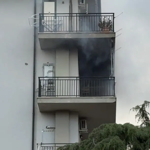 Incendio in un appartamento a Corigliano, marito salva la moglie dal fumo: due persone soccorse\n