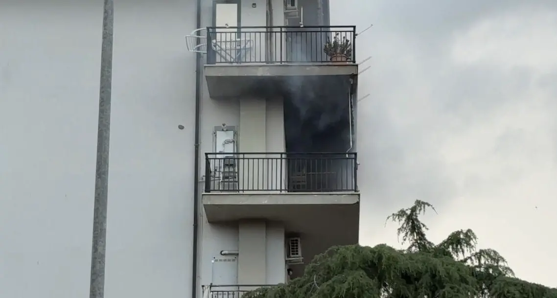Incendio in un appartamento a Corigliano, marito salva la moglie dal fumo: due persone soccorse\n