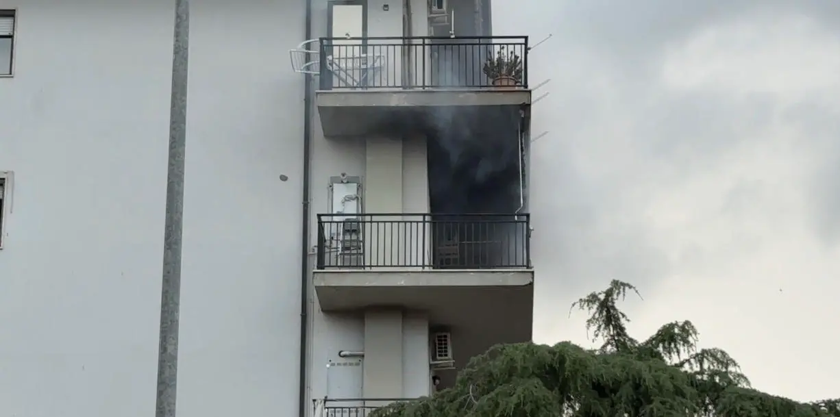 Incendio in un appartamento a Corigliano, marito salva la moglie dal fumo: due persone soccorse\n