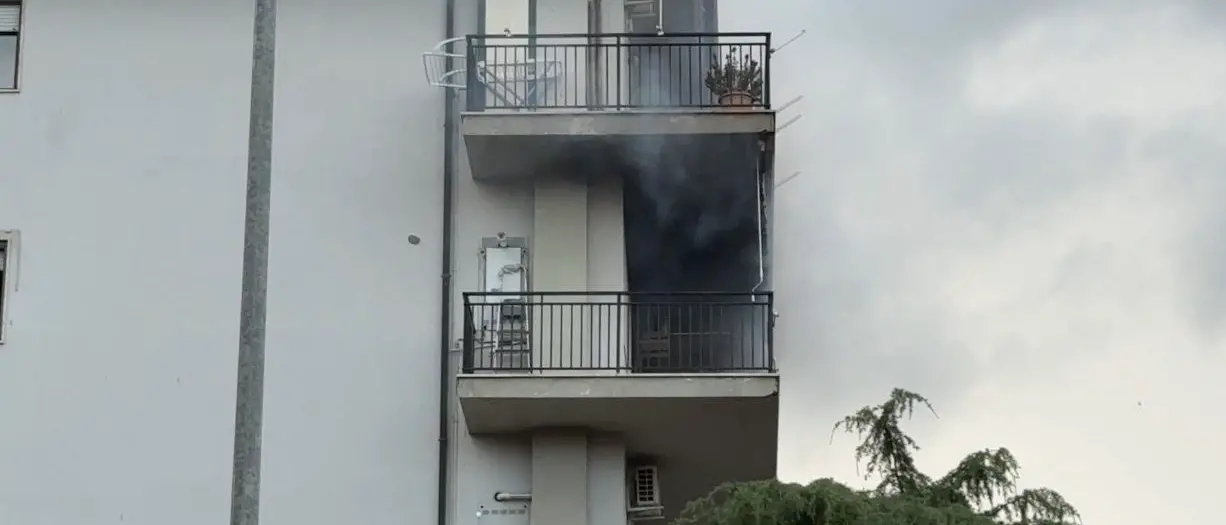 Incendio in un appartamento a Corigliano, marito salva la moglie dal fumo: due persone soccorse\n