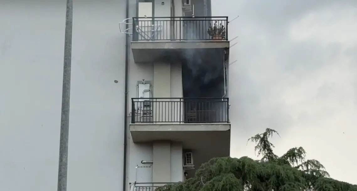 Fiamme in un appartamento a Corigliano, marito salva la moglie tra il fumo e il caos\n
