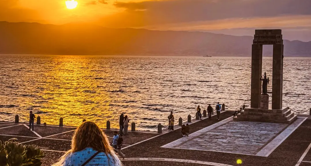 Tramonto sullo Stretto, dove anche il silenzio sa di poesia\n