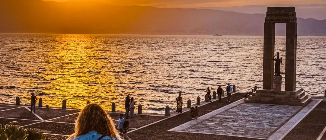 Tramonto sullo Stretto, dove anche il silenzio sa di poesia\n