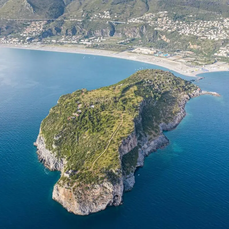 Praia a Mare, giovane medico fuori servizio salva un uomo colpito da arresto cardiaco\n