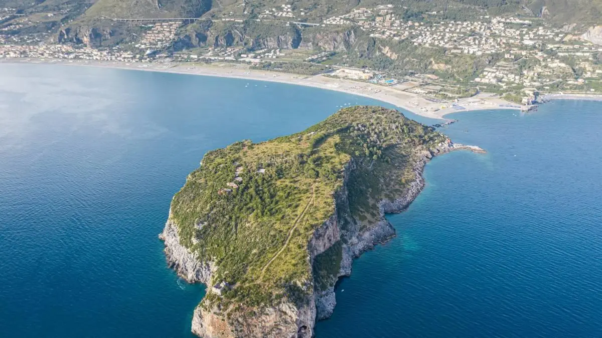 <p>Uno scorso della costa di Praia a Mare</p>\\n