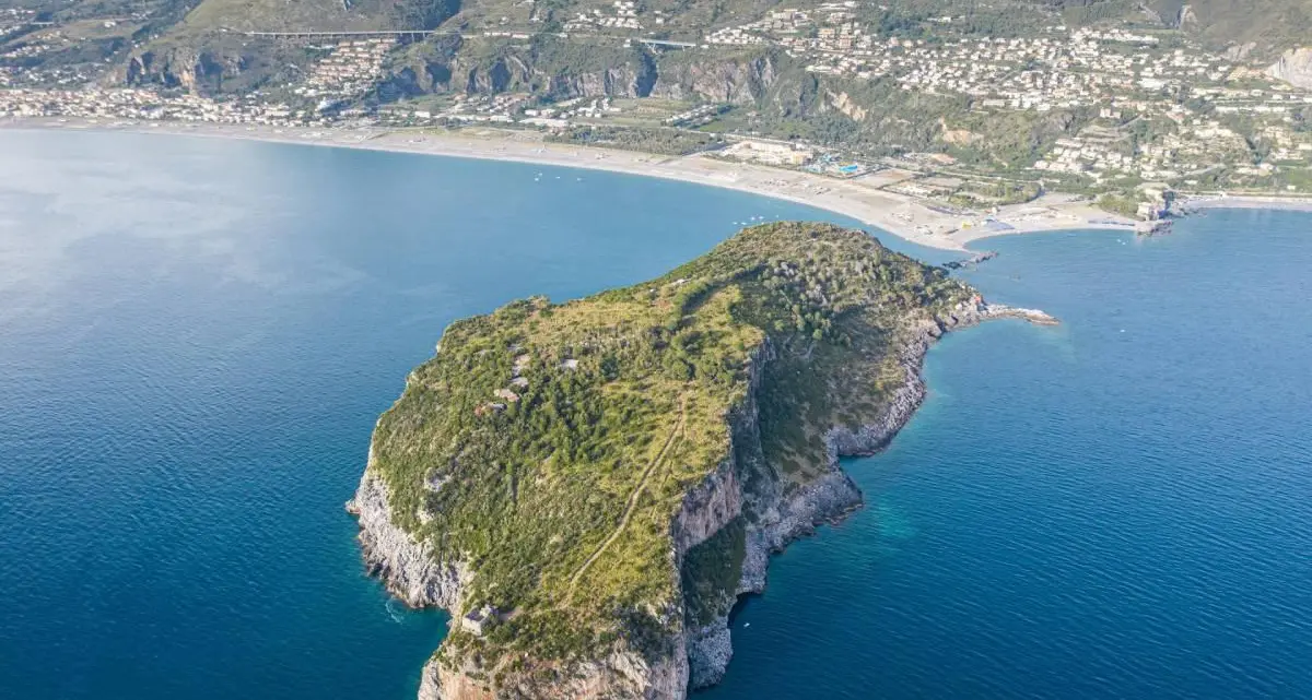 Praia a Mare, giovane medico fuori servizio salva un uomo colpito da arresto cardiaco\n