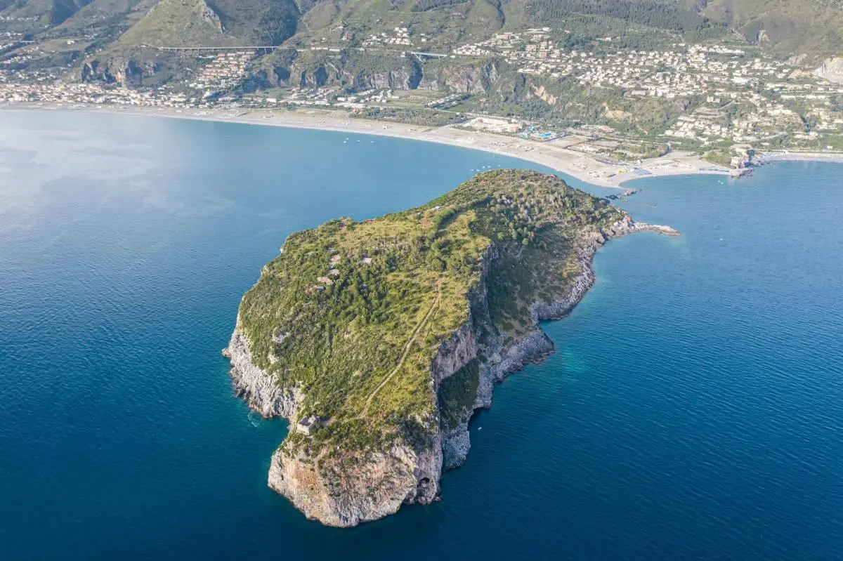 Praia a Mare, giovane medico fuori servizio salva un uomo colpito da arresto cardiaco\n