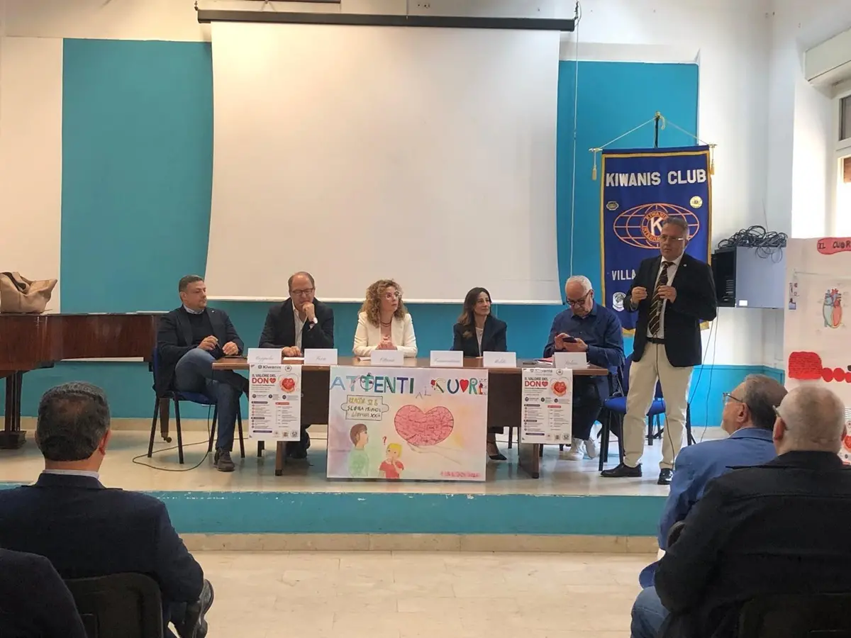 A Villa San Giovanni\u00A0la scuola si fa \"cardioprotetta\",\u00A0il Kiwanis dona un defibrillatore agli studenti\n