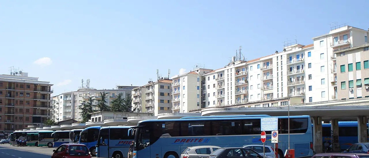Rissa all’autostazione di Cosenza, uomo accoltellato all’addome: cinque persone accompagnate in Questura