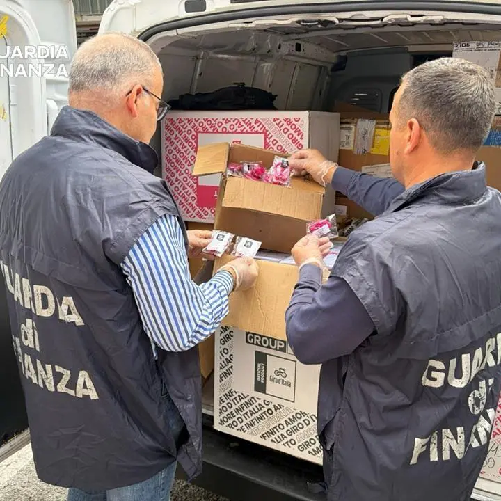 Giro d’Italia 2026, sequestrati 14mila gadget irregolari nel Cosentino: maxi sanzione da 25mila euro\n