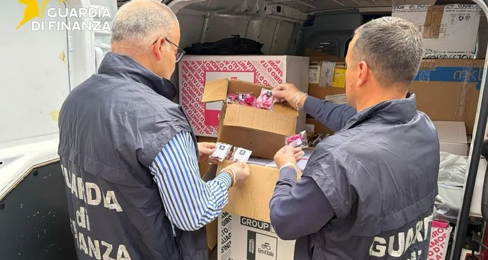 Giro d’Italia 2026, sequestrati 14mila gadget irregolari nel Cosentino: maxi sanzione da 25mila euro\n
