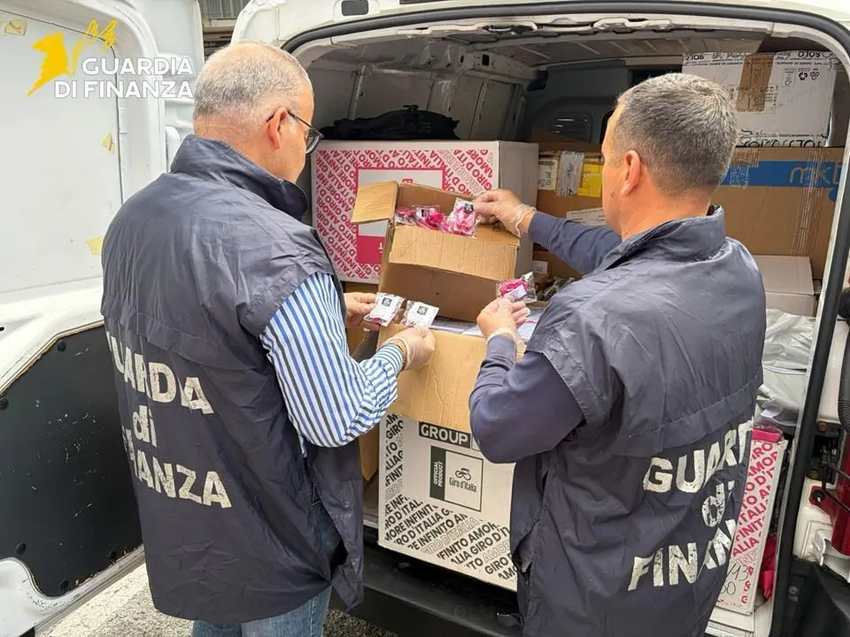 Giro d’Italia 2026, sequestrati 14mila gadget irregolari nel Cosentino: maxi sanzione da 25mila euro\n