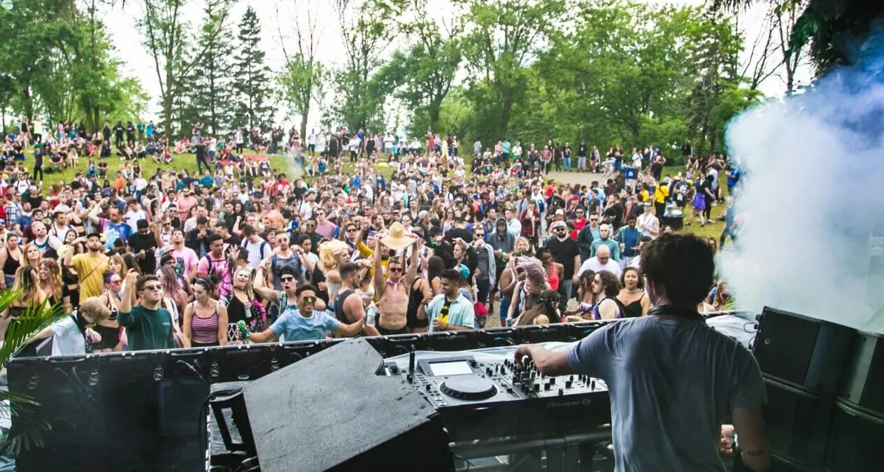 A Reggio si inizia a respirare aria d'estate: il weekend si veste di dj set sul mare, notti all’aperto e aperitivi sullo Stretto\n