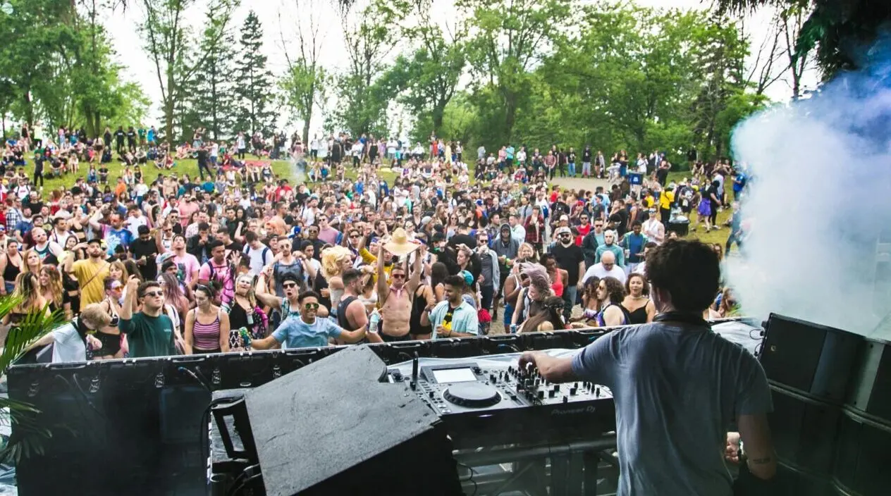 A Reggio si inizia a respirare aria d'estate: il weekend si veste di dj set sul mare, notti all’aperto e aperitivi sullo Stretto\n