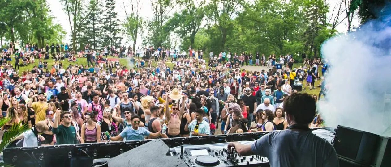 A Reggio si inizia a respirare aria d'estate: il weekend si veste di dj set sul mare, notti all’aperto e aperitivi sullo Stretto\n