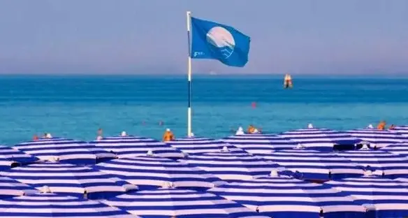 <p>Bandiere Blu, la Calabria cresce ancora: nel 2026 quattro new entry e secondo posto in Italia</p>