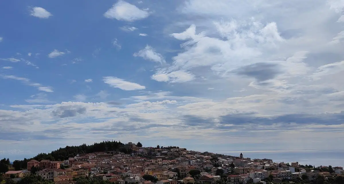 <p>Le spiagge sono piene, ma la Calabria incassa poco: il turismo delle radici può diventare un limite?</p>