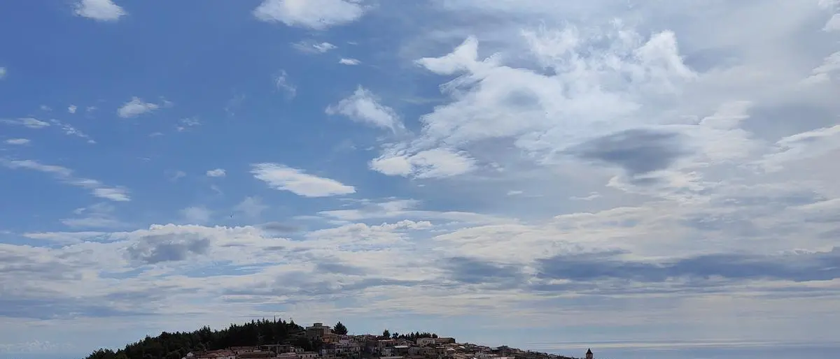 Le spiagge sono piene, ma la Calabria incassa poco: il turismo delle radici può diventare un limite?\n