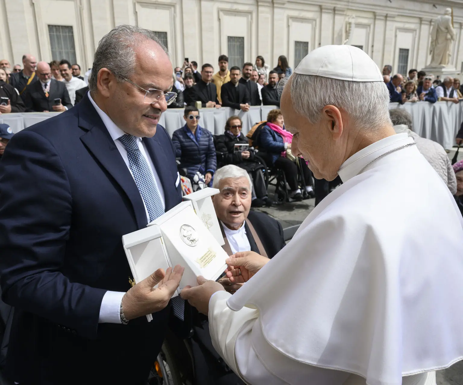 Consegnata a Papa Leone la medaglia dedicata a Cassiodoro e realizzata da Michele Affidato\n