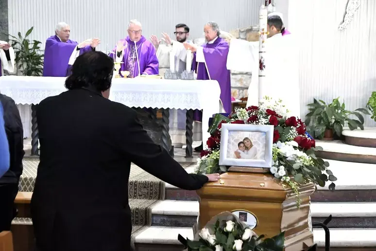 A Crotone l’ultimo saluto alla mamma di Dodò: «Ha trasformato il dolore in impegno contro la mafia»\n