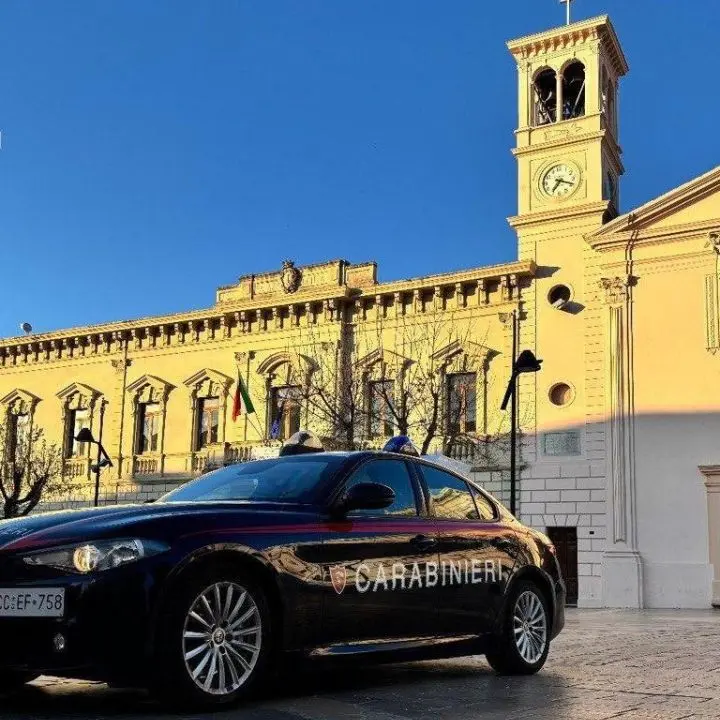 Firmo, lancia hashish e bilancino dalla finestra: arrestato un 26enne\n