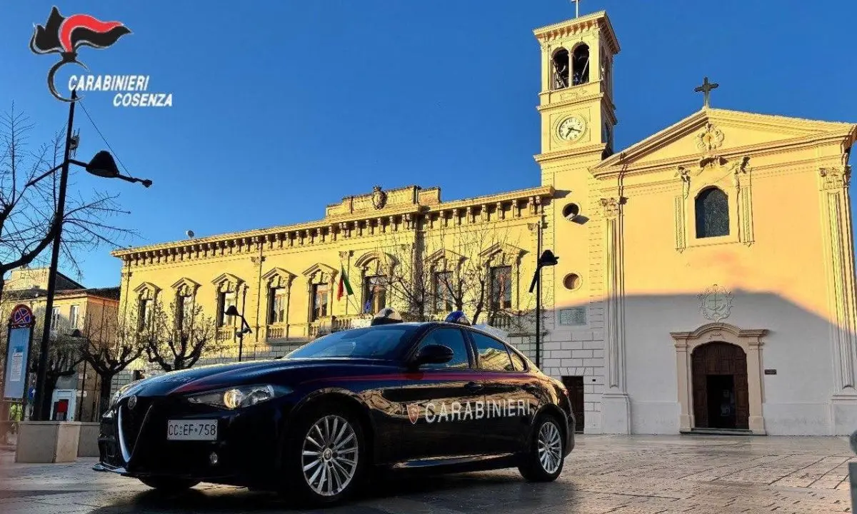 Firmo, lancia hashish e bilancino dalla finestra: arrestato un 26enne\n