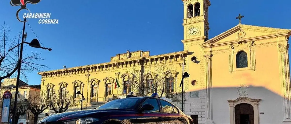 Firmo, lancia hashish e bilancino dalla finestra: arrestato un 26enne\n