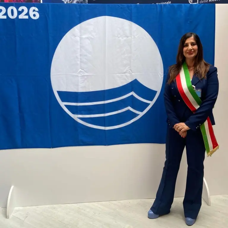 <p><span style=\"color:hsl(0, 75%, 60%);\">Bandiera Blu </span>per il quarto anno consecutivo a Catanzaro e alla spiaggia di Giovino, la soddisfazione di Iemma</p>