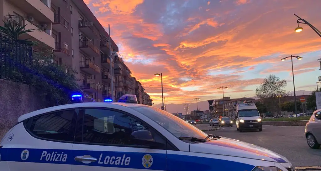 Rocambolesco inseguimento in pieno centro a Reggio Calabria, la Polizia locale blocca un sedicenne senza patente\n