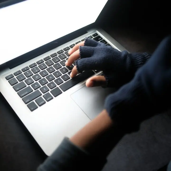 Dossier, vip spiati e poliziotti infedeli: il mercato nero dei dati in Italia. Tra le vittime un ex calciatore del Crotone –\u00A0NOMI\n