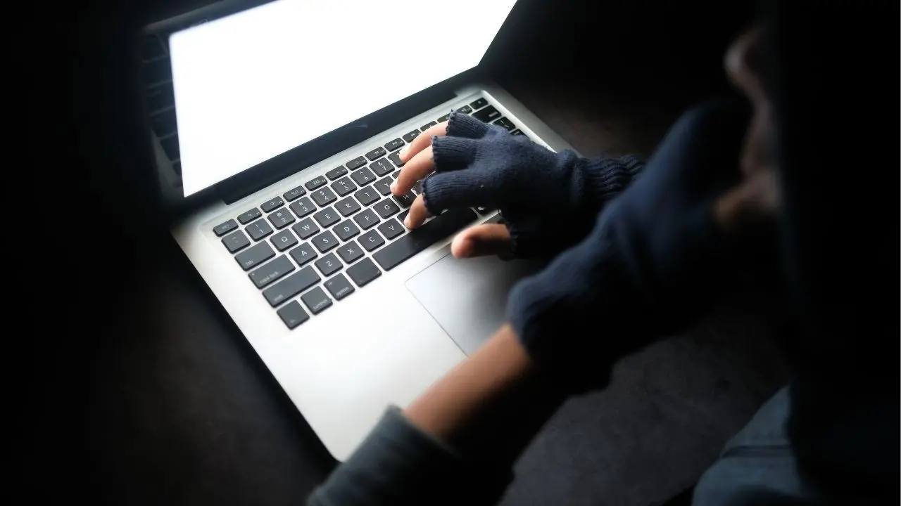 <p>Dossier, vip spiati e poliziotti infedeli: il mercato nero dei dati in Italia. Tra le vittime un ex calciatore del Crotone – <span style=\"color:hsl(0, 75%, 60%);\">NOMI</span></p>