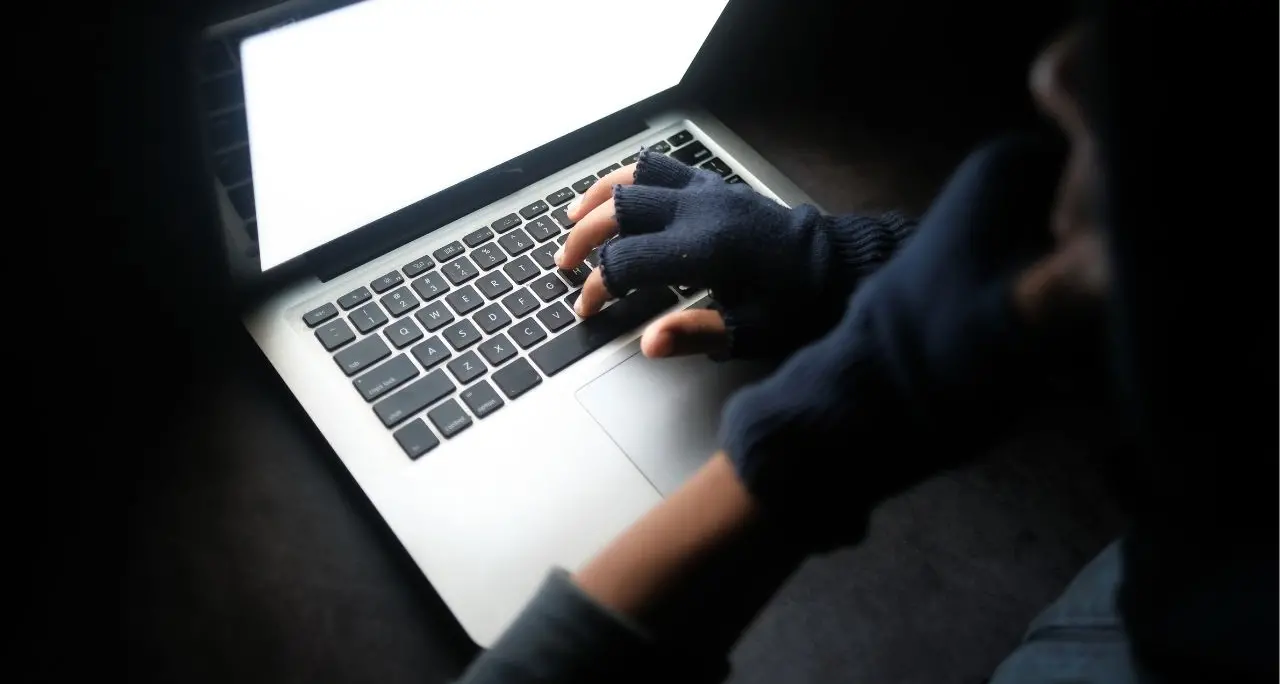 Dossier, vip spiati e poliziotti infedeli: il mercato nero dei dati in Italia. Tra le vittime un ex calciatore del Crotone –\u00A0NOMI\n