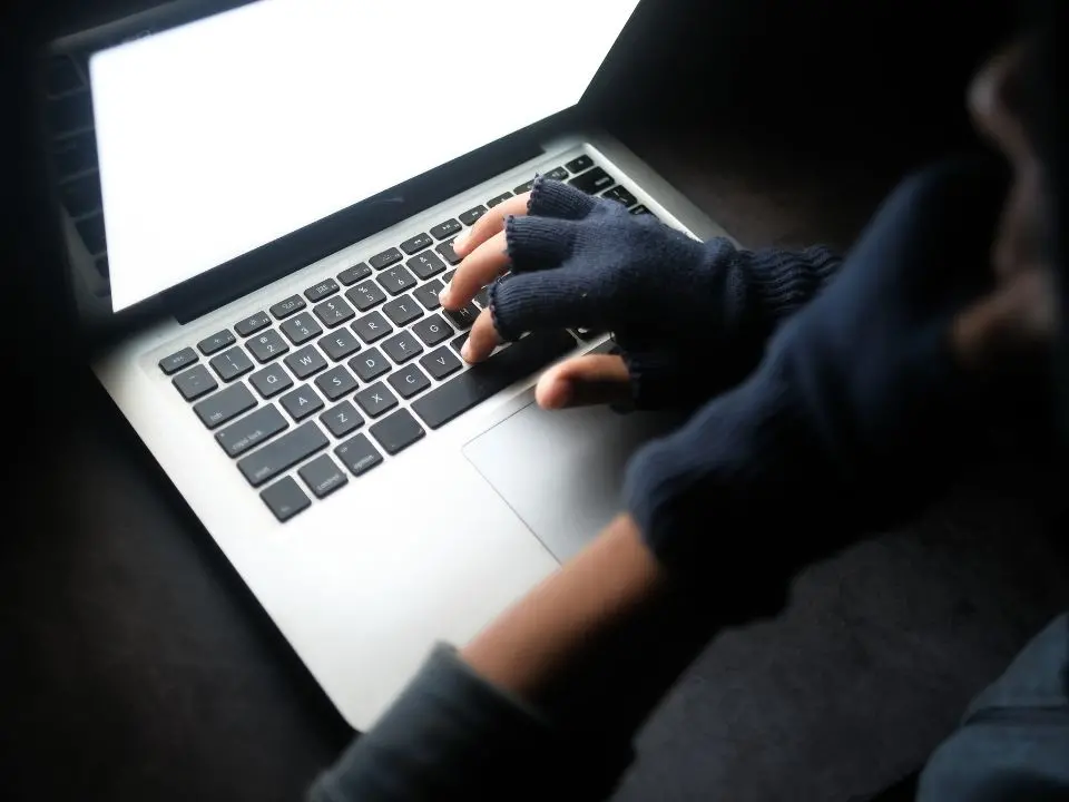 Dossier, vip spiati e poliziotti infedeli: il mercato nero dei dati in Italia. Tra le vittime un ex calciatore del Crotone – NOMI