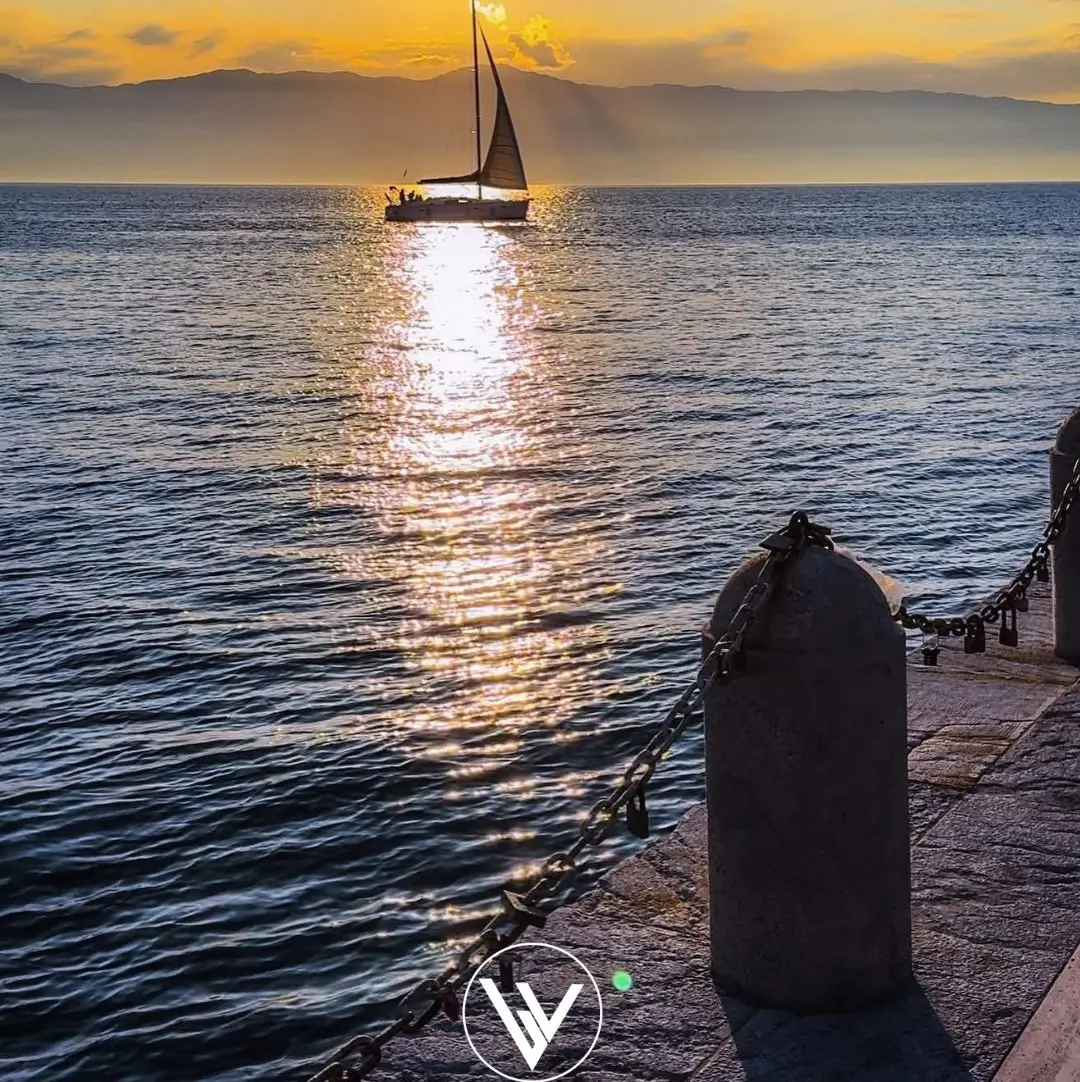 Arena sullo Stretto, dove il tramonto impara il mare\n