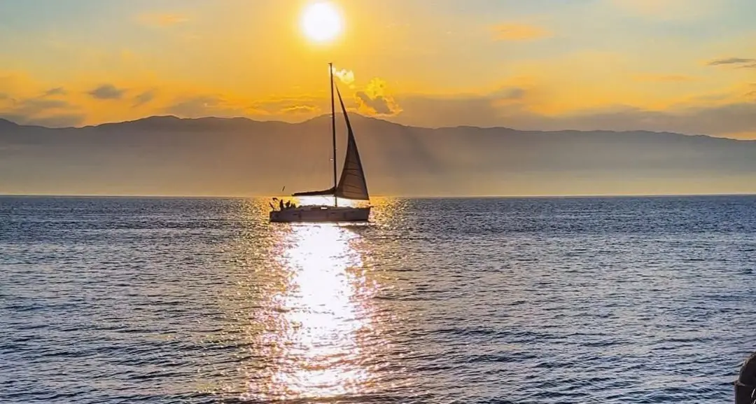 Arena sullo Stretto, dove il tramonto impara il mare\n
