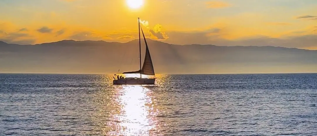 Arena sullo Stretto, dove il tramonto impara il mare\n