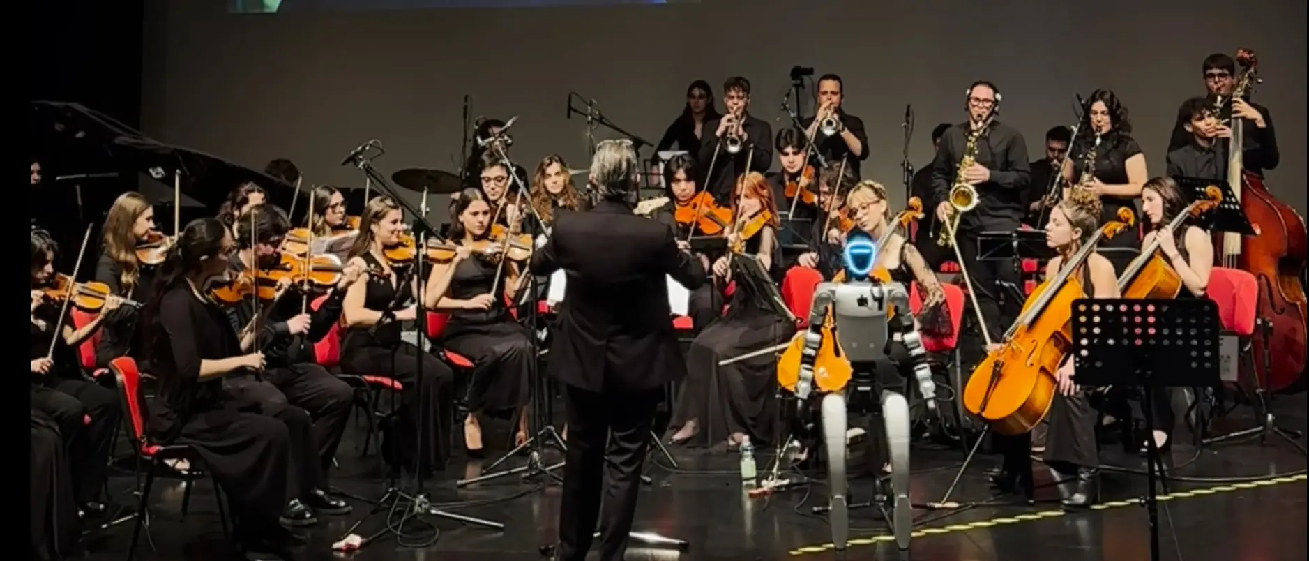 Maestro\u00A0e robot dirigono l’orchestra, all’Unical in scena l’alleanza tra uomo\u00A0e intelligenza artificiale nella musica\n