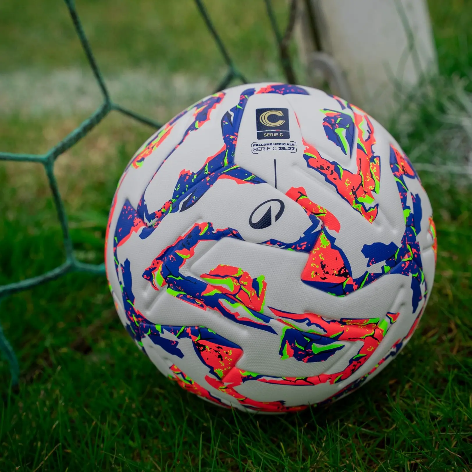 Serie C, arriva il pallone della stagione 2026-2027: «Energia e passione dei territori»\n